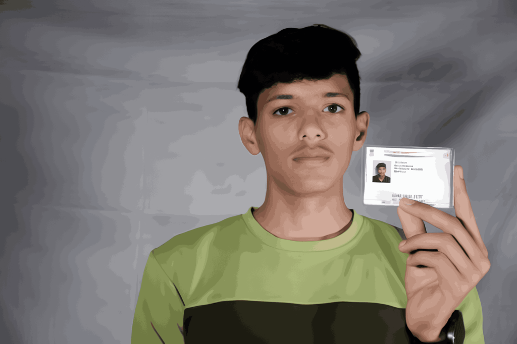 Selfie de cliente segurando documento de identidade (RG) ao lado do rosto para comprovação de identidade no processo de análise de empréstimo pré-aprovado sem pagamento antecipado